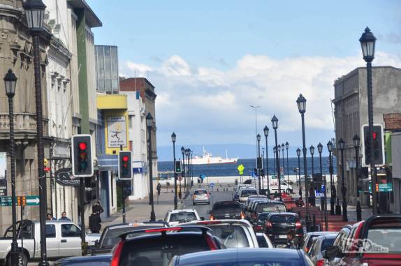 Dirigindo no centro de Punta Arenas, no sul do Chile